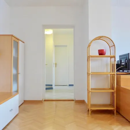 Charming Near City Center Apartment *