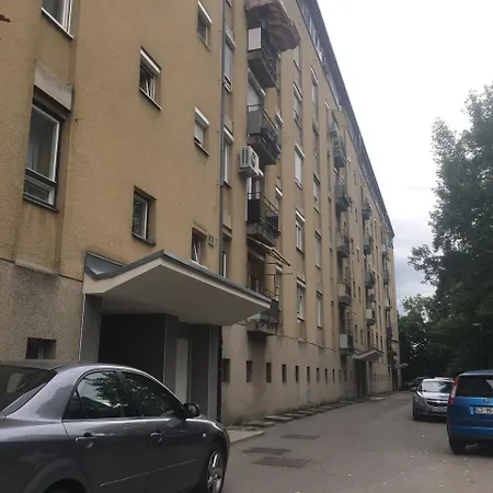 Charming Near City Center Apartment *